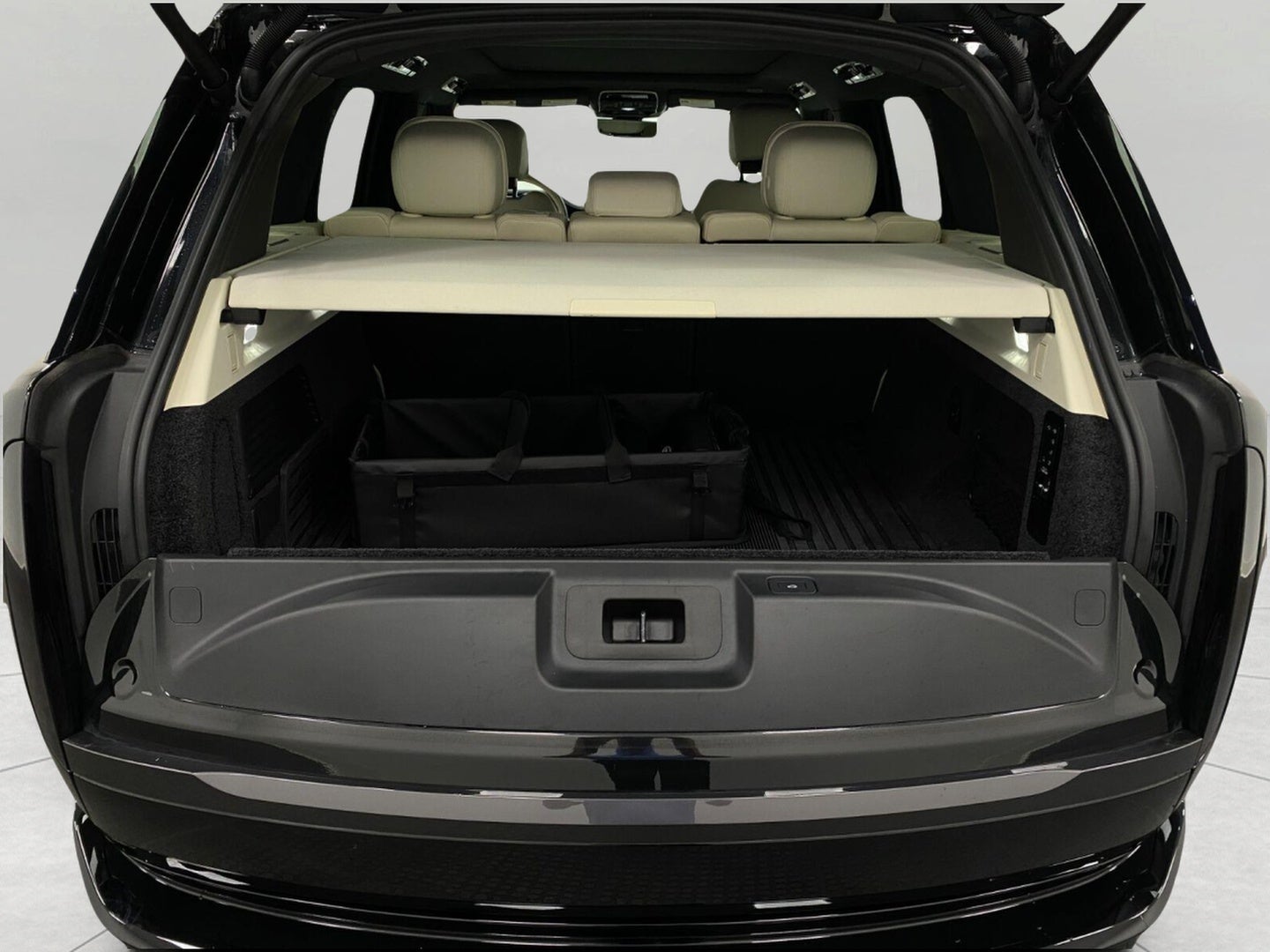 2025 Land Rover Range Rover P400 SE SWB