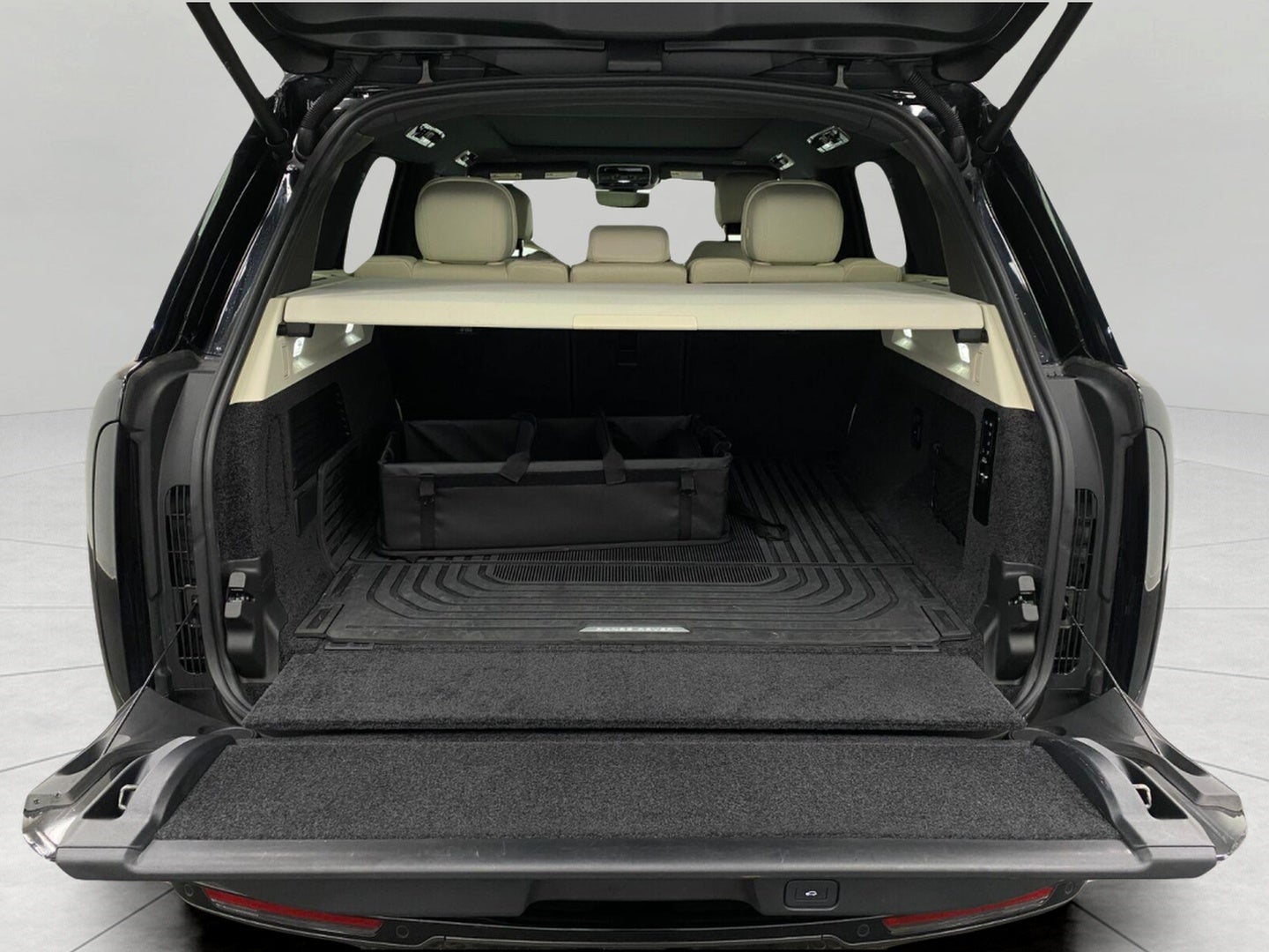 2025 Land Rover Range Rover P400 SE SWB