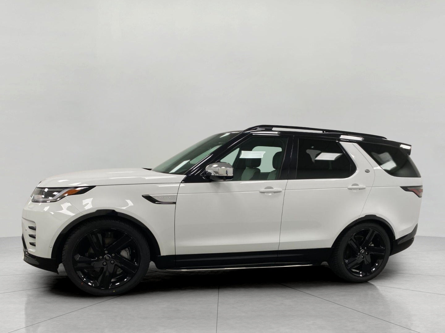 2024 Land Rover Discovery P300 Dynamic SE