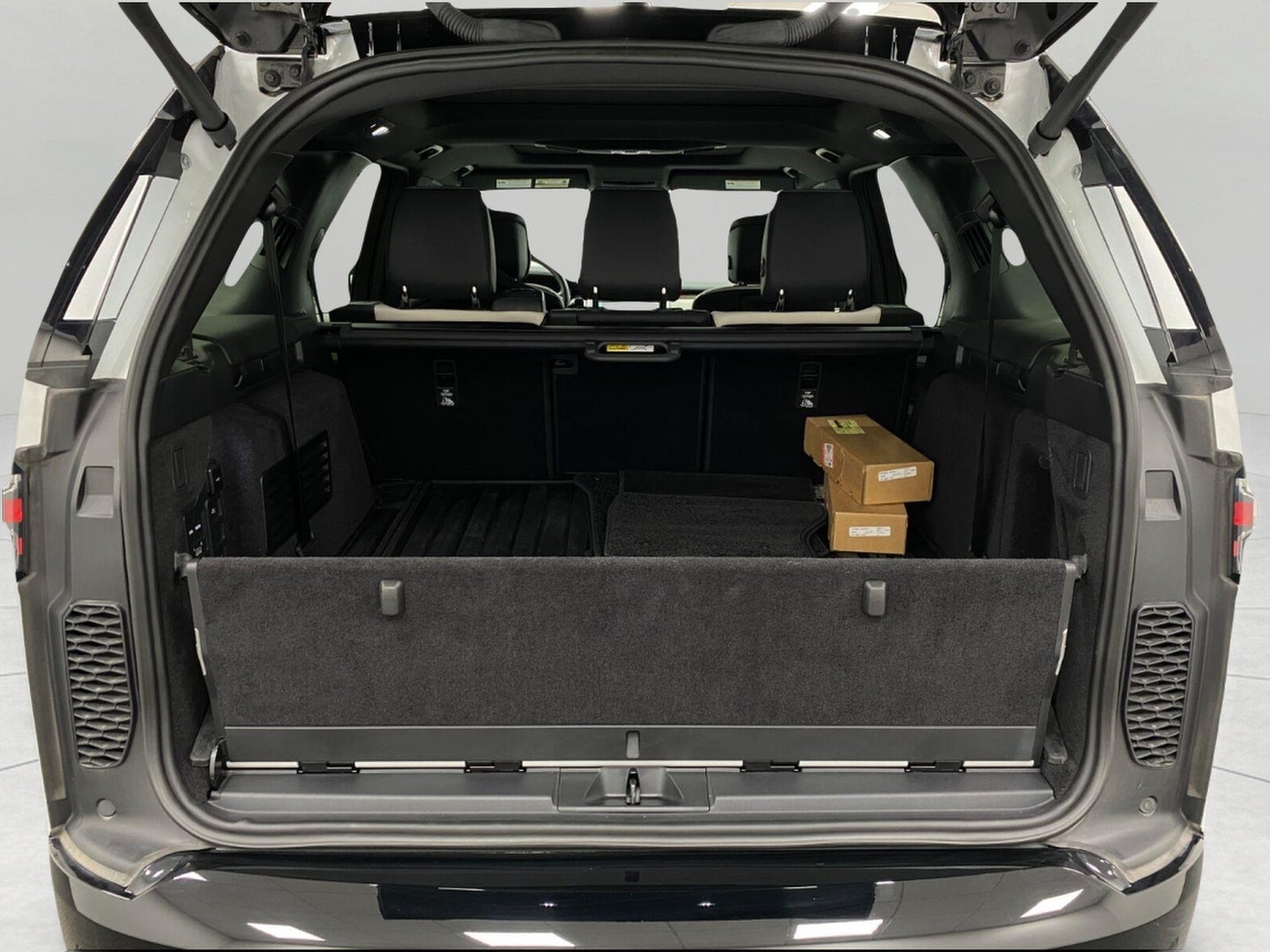 2024 Land Rover Discovery P300 Dynamic SE