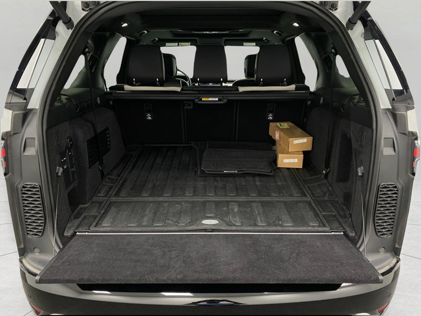 2024 Land Rover Discovery P300 Dynamic SE