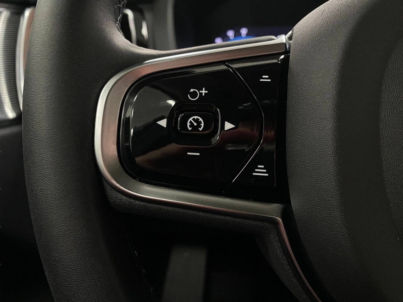 2023 Volvo XC60 B6 AWD Ultimate Bright Theme