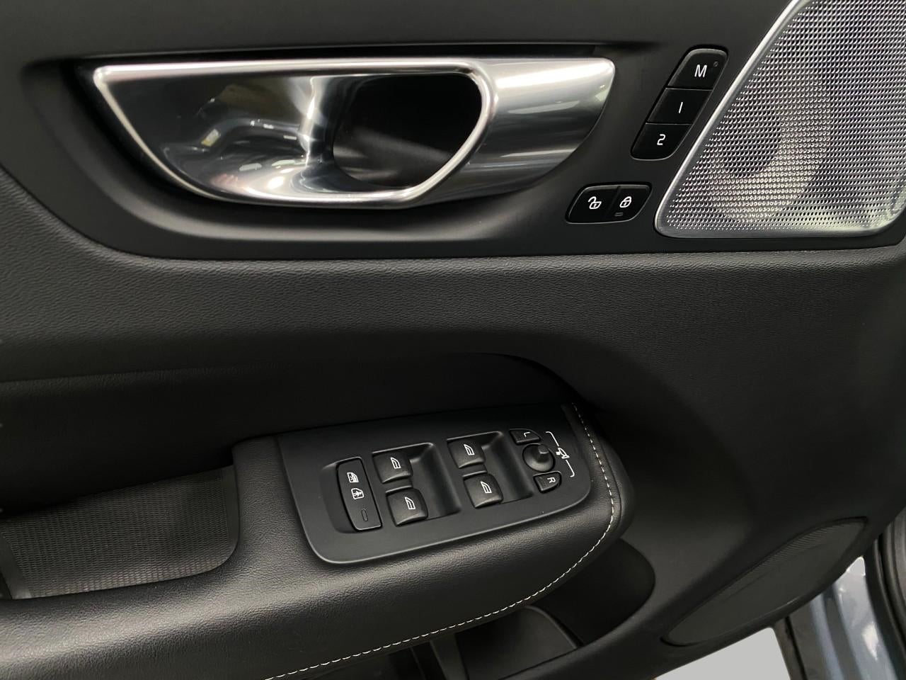 2023 Volvo XC60 B6 AWD Ultimate Bright Theme