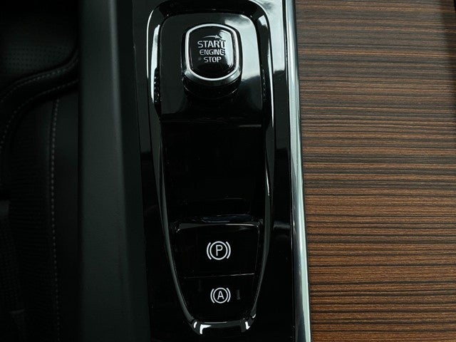 2023 Volvo XC60 B6 AWD Ultimate Bright Theme