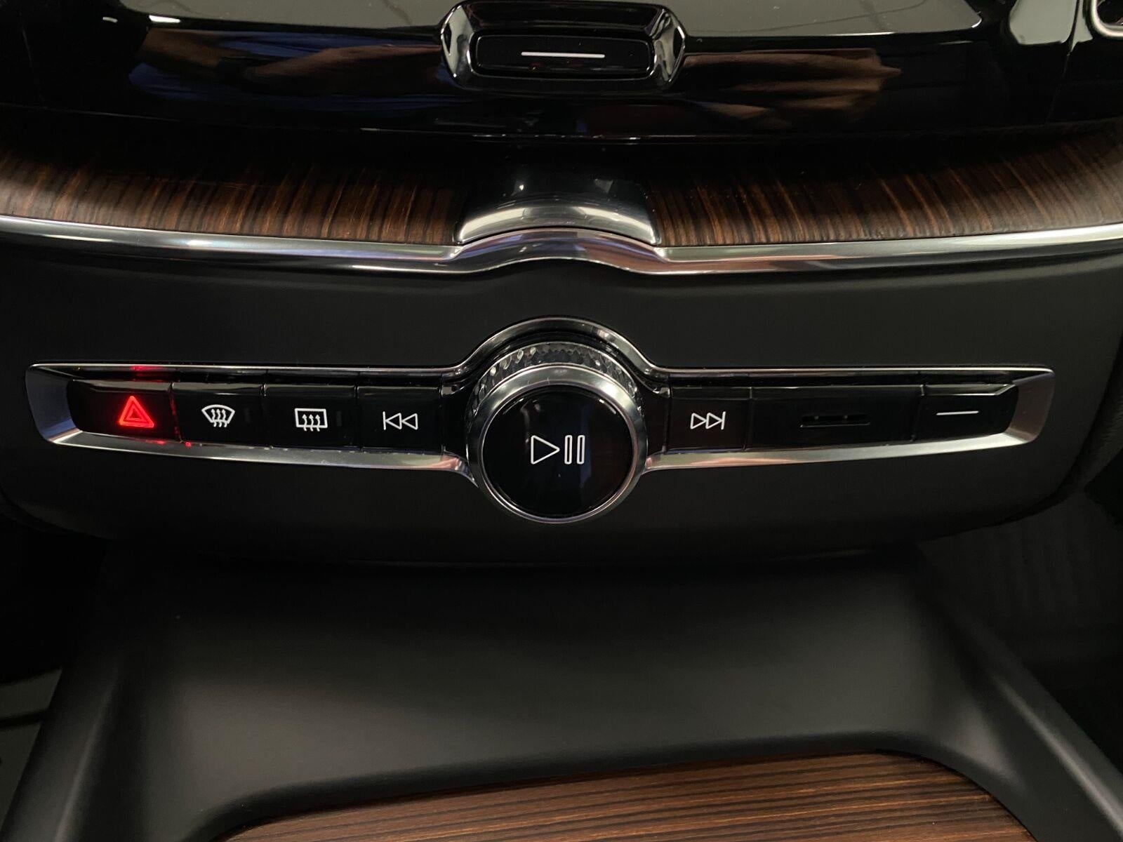 2024 Volvo XC60 Recharge Plug-In Hybrid T8 eAWD PHEV Plus Dark Theme