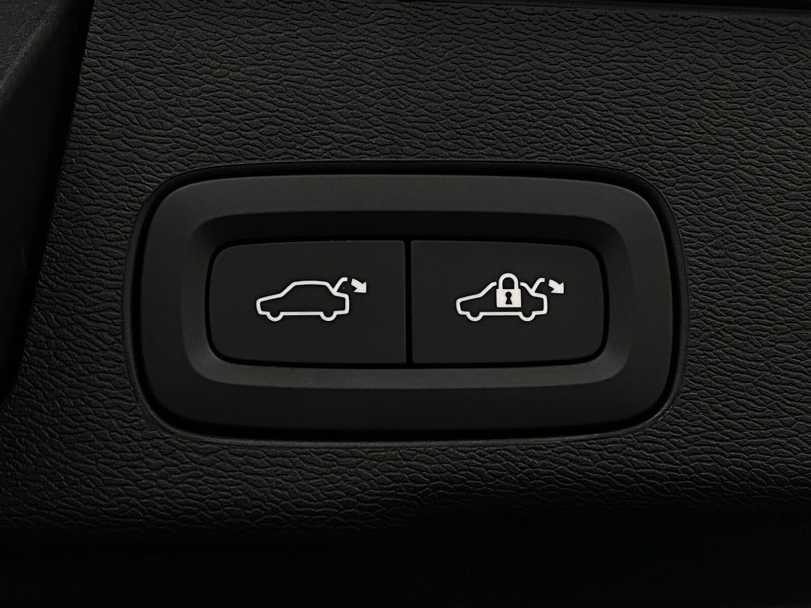 2024 Volvo XC60 Recharge Plug-In Hybrid T8 eAWD PHEV Plus Dark Theme