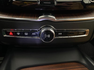 2024 Volvo XC60 Recharge Plug-In Hybrid T8 eAWD PHEV Ultimate Dark Theme