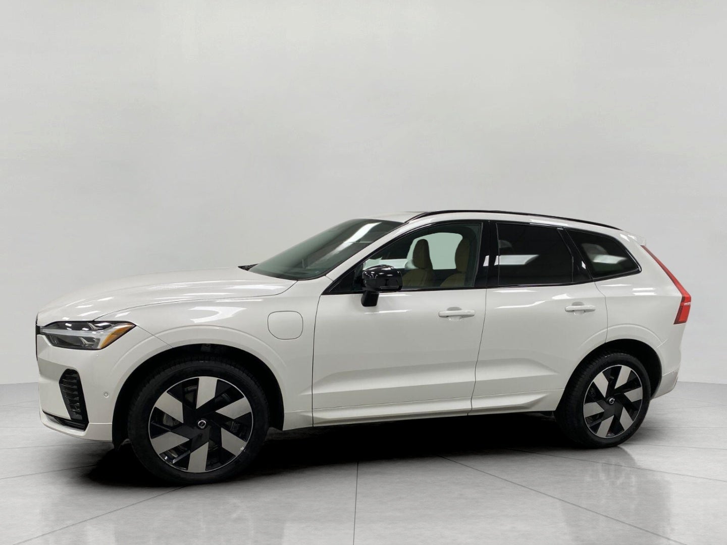 2024 Volvo XC60 Recharge Plug-In Hybrid T8 eAWD PHEV Ultimate Dark Theme
