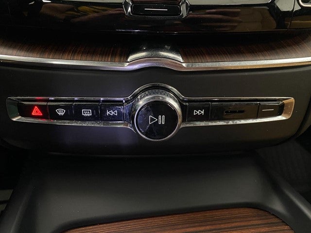 2024 Volvo XC60 Recharge Plug-In Hybrid T8 eAWD PHEV Ultimate Dark Theme