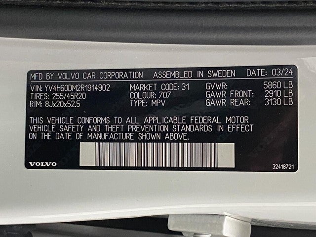 2024 Volvo XC60 Recharge Plug-In Hybrid T8 eAWD PHEV Ultimate Dark Theme