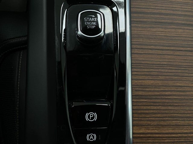 2023 Volvo XC60 B5 AWD Ultimate Bright Theme