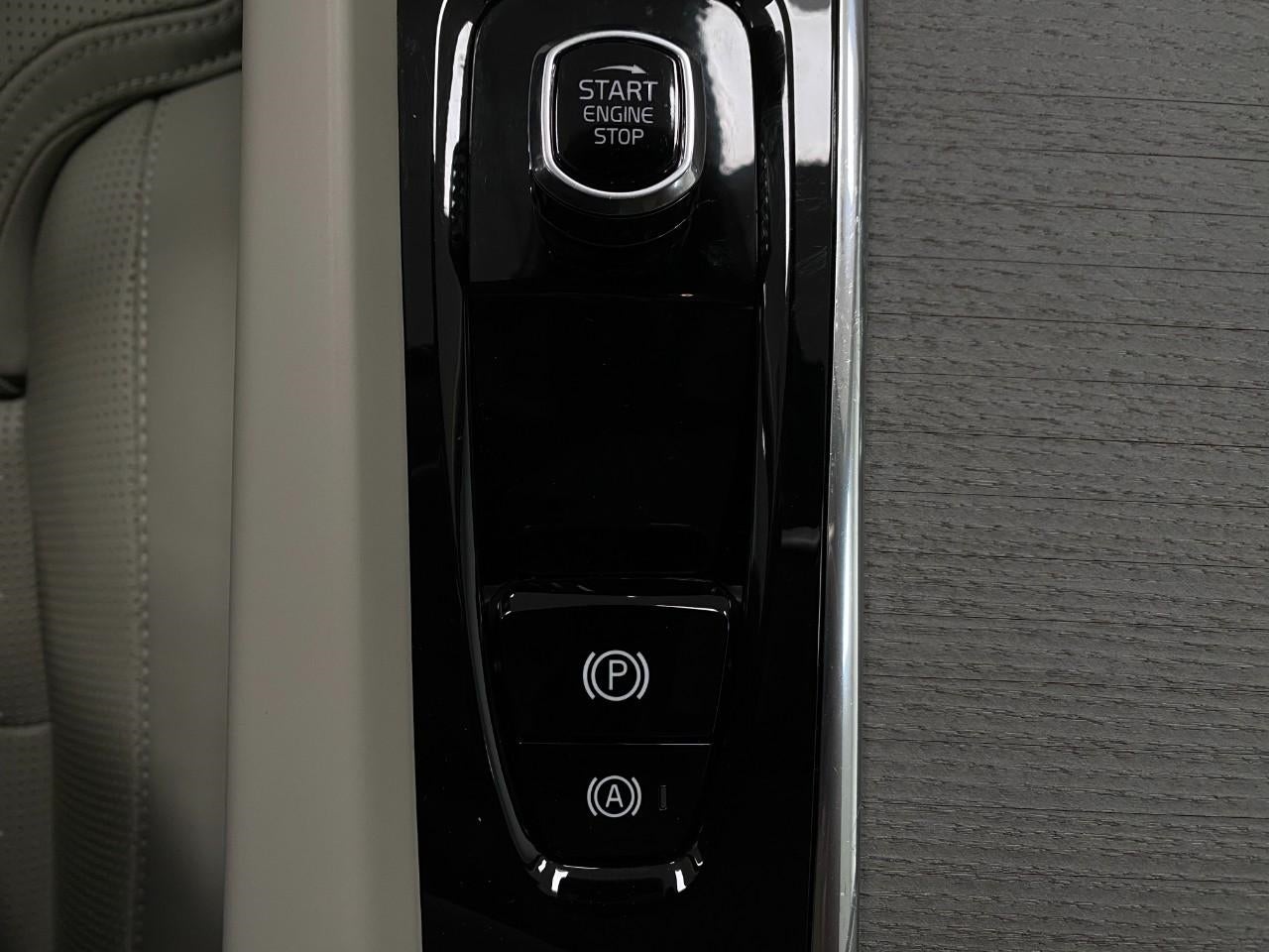 2023 Volvo XC60 B5 AWD Ultimate Bright Theme